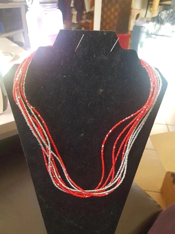 Collier rouge et argenté multi brins neuf